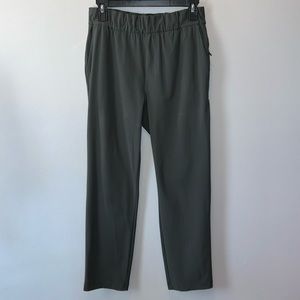 VUORI Miles Ankle Pant /Women's Performance Pants - Size Medium "ASH"